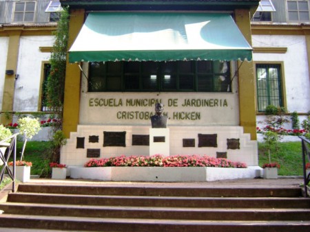 Entrada de la Escuela Cristobal M. Hicken